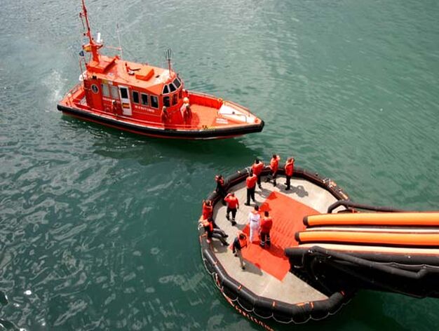 Simulacro de salvamento mar&iacute;timo en el puerto