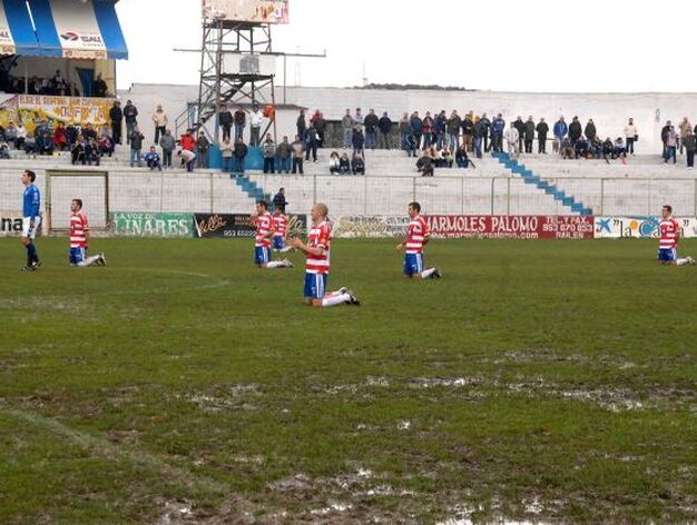 Los jugadores del Granada volvieron a pedir de rodillas que se les pague.

Foto: La Otra Foto