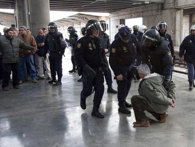 Un manifestante es requerido por los agentes de la Polic&iacute;a Nacional.

Foto: Jaime Martinez