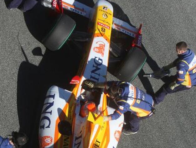 Fernando Alonso tomar&aacute; el relevo de Nelson Piquet, que apenas pudo entrenar con el nuevo R-29.

Foto: J. C. Toro