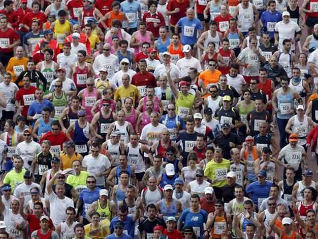 Miles de corredores toman la salida del XXV Marat&oacute;n Ciudad de Sevilla, prueba en la que tambi&eacute;n se disputa el campeonato de Espa&ntilde;a de esta modalidad.

Foto: Julio Mu&ntilde;oz (Efe)