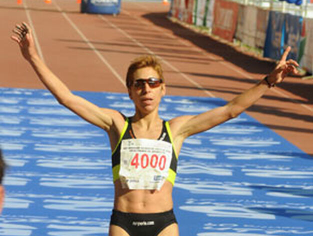 La portuguesa Marisa Barros entra como ganadora en categor&iacute;a femenina del XXV Marat&oacute;n Ciudad de Sevilla.

Foto: Juan Carlos V&aacute;zquez