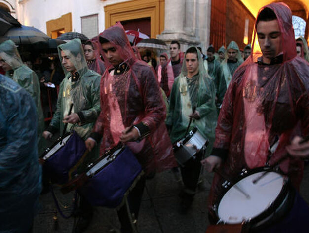 La banda que anuncia al Heraldo Real sali&oacute; con impermeables para protegerse de la lluvia.

Foto: Juan Carlos Mu&ntilde;oz