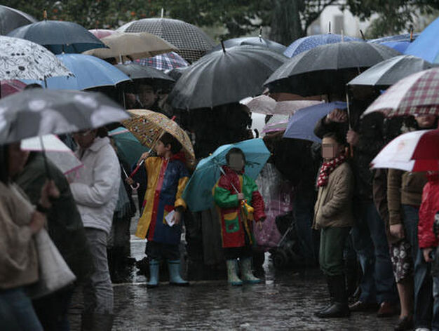La lluvia no impidi&oacute; que los m&aacute;s peque&ntilde;os llevaran sus cartas al Heraldo Real.

Foto: Juan Carlos Mu&ntilde;oz