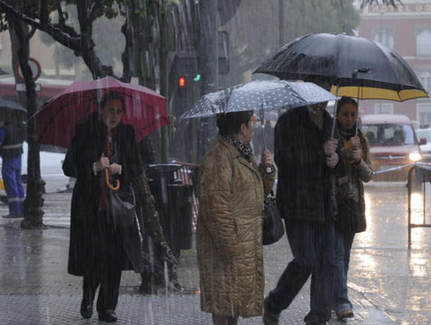 Las fuertes lluvias no han evitado que los ciudadanos se mojen a pesar de llevar parag&uuml;as.

Foto: J. C. V&aacute;zquez, B. Vargas y A. Pizarro