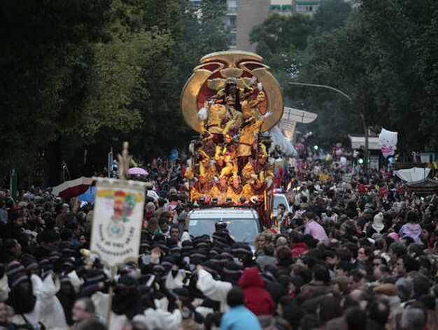 Miles de personas han salido a la calle para disfrutar de la tradicional Cabalgata de Reyes Magos del Ateneo.

Foto: Juan Carlos Mu&ntilde;oz