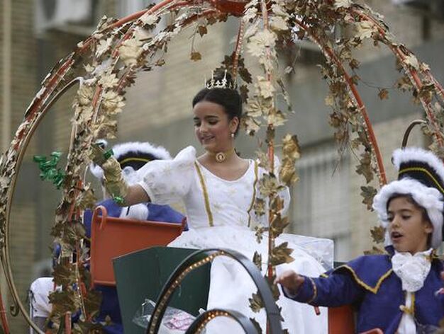 Una de las carrozas del cortejo, la Cenicienta, c&eacute;lebre personaje del cuento de Perrault.

Foto: Antonio Pizarro