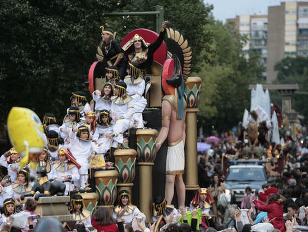 El trono de Cleopatra preside la carroza de Egipto protegida con los tradicionales escarabajos de la buena suerte.

Foto: Juan Carlos Mu&ntilde;oz