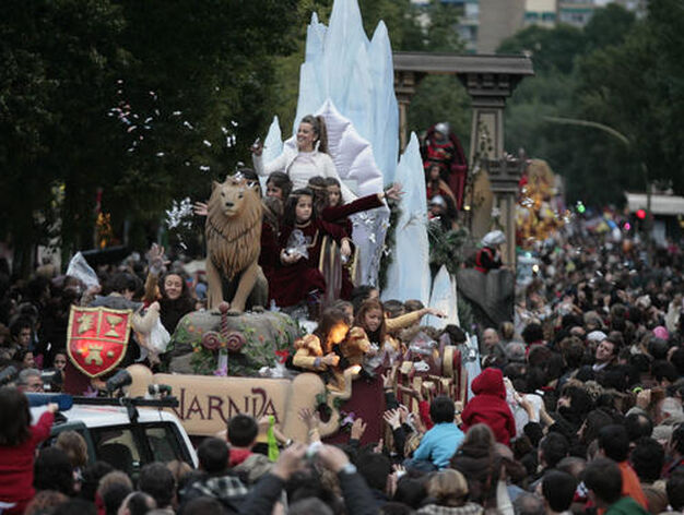 Entre la multitud pasa la carroza inspirada en la novela "Las Cr&oacute;nicas de Narnia".

Foto: Juan Carlos Mu&ntilde;oz