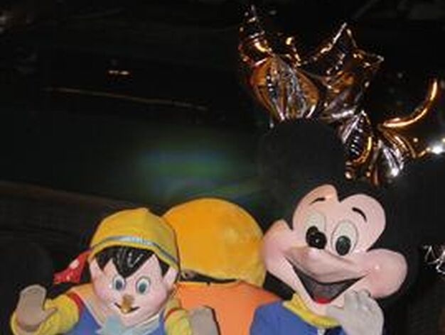 Pinocho y Mickey saludando a los sevillanos.

Foto: Bel&eacute;n Vargas