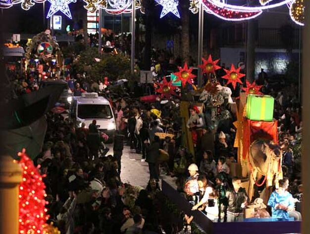 M&aacute;s de 5.000 personal participaron en el tradicional arrastre para despu&eacute;s celebrar por las calles la llegada de los Reyes Magos

Foto: Vanessa Perez