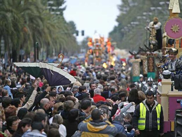 Miles de jerezanos salieron a la calle para ver el cortejo de los Reyes Magos, que repartieron 22.000 kilos de caramelos en su recorrido por la ciudad

Foto: Pascual/Vanesa Lobo