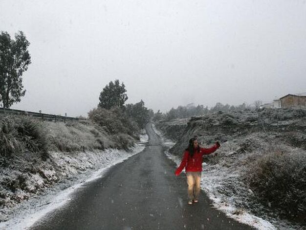Una joven pasea por un camino de la sierra almeriense.

Foto: Joly Digital