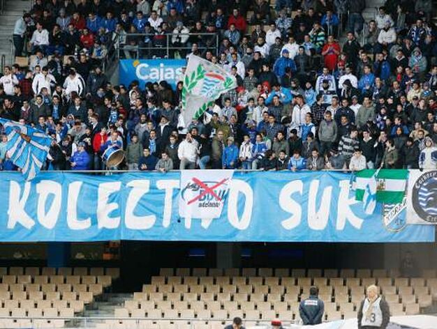 Los aficionados del Xerez ven complicada su permanencia en la Liga BBVA, como demuestra la pancarta exhibida en fondo sur. 

Foto: Pascual