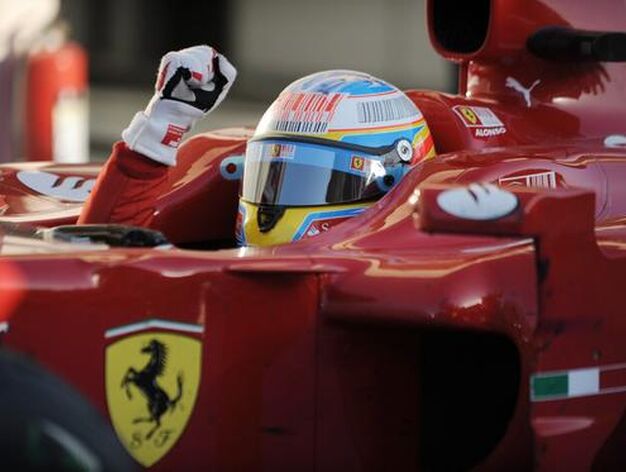 Fernando Alonso gana su primera carrera como piloto de Ferrari en Bahrein. / AFP