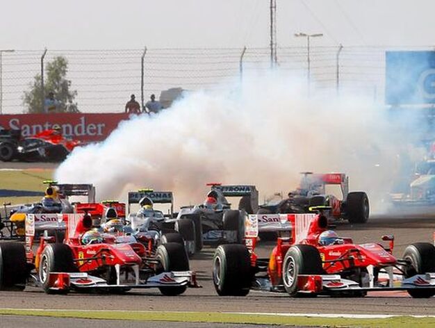 Fernando Alonso gana su primera carrera como piloto de Ferrari en Bahrein. / EFE