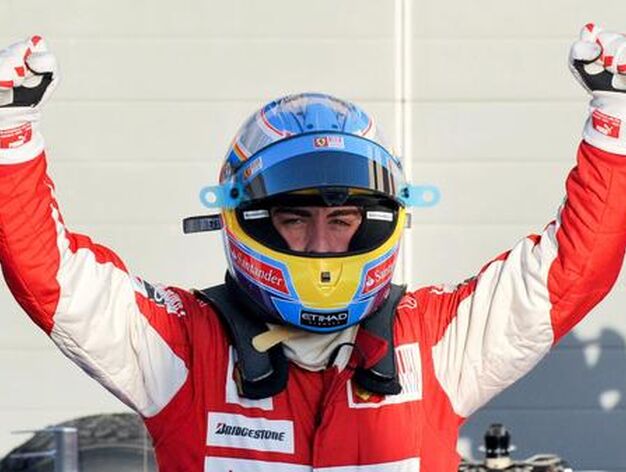 Fernando Alonso gana su primera carrera como piloto de Ferrari en Bahrein. / EFE