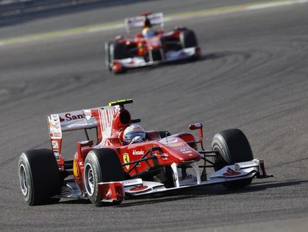 Fernando Alonso gana su primera carrera como piloto de Ferrari en Bahrein. / Reuters