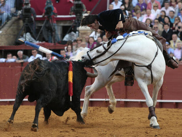 Diego Ventura, sobre su popular caballo 'Morante', que mordisque&oacute; en varios ocasiones al tercer toro.

Foto: Juan Carlos Mu&ntilde;oz