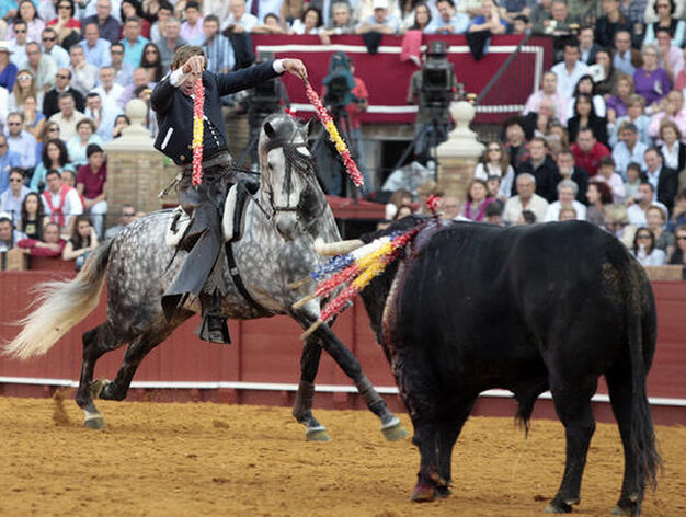 El rejoneador Ferm&iacute;n Boh&oacute;rquez en un par a dos manos al primer toro del encierro.

Foto: Juan Carlos Mu&ntilde;oz