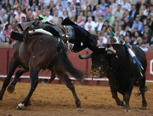 Ventura agarra por los cuernos al toro sin bajarse de su caballo.

Foto: Juan Carlos Mu&ntilde;oz