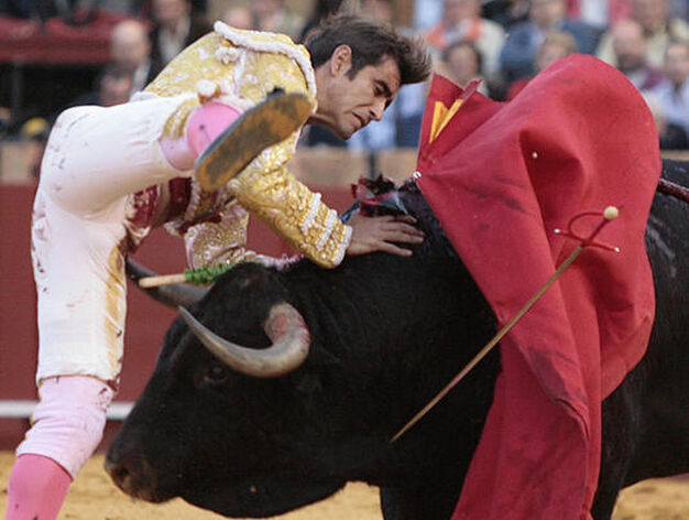 El toro le jug&oacute; una mala pasada a Mac&iacute;as con una grave cogida.

Foto: Juan Carlos Mu&ntilde;oz