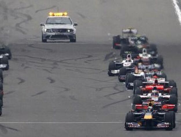 Alonso adelanta a Vettel en la salida.

Foto: AFP