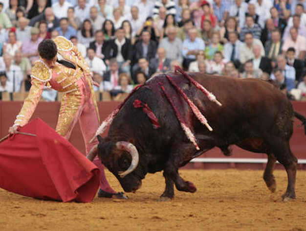 Luque cierra la tarde con el sexto toro.

Foto: Juan Carlos Mu&ntilde;oz