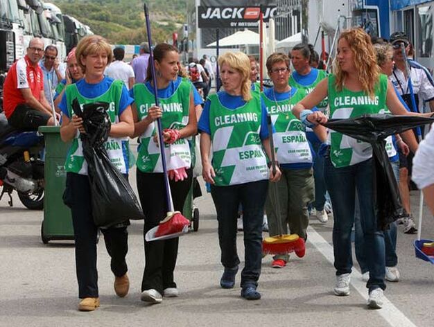 El equipo de limpieza en el circuito de Jerez.

Foto: Juan Carlos Toro