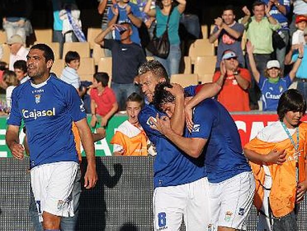 Anto&ntilde;ito felicita al delantero azulino, que suma 12 tantos en la temporada. 

Foto: Miguel Angel Gonzalez