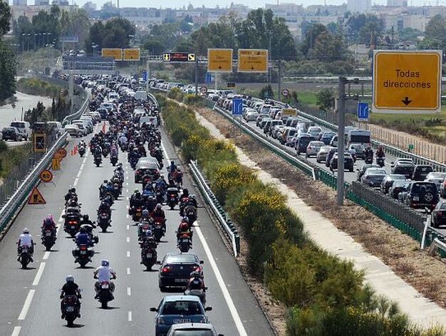 Los moteros inician la &acute;operaci&oacute;n retorno&acute; tras el Gran Premio de Motociclismo en Jerez. 

Foto: Pascual y Manuel Aranda