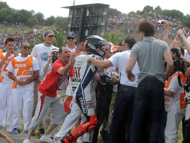 Jorge Lorenzo se impone a Pedrosa en una memorable &uacute;ltima vuelta y se hace con su primera victoria en Jerez en la categor&iacute;a de MotoGP. 

Foto: Juan Carlos Toro y Manuel Aranda