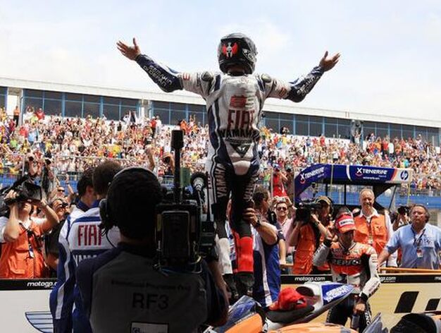 Jorge Lorenzo se impone a Pedrosa en una memorable &uacute;ltima vuelta y se hace con su primera victoria en Jerez en la categor&iacute;a de MotoGP. 

Foto: Juan Carlos Toro y Manuel Aranda