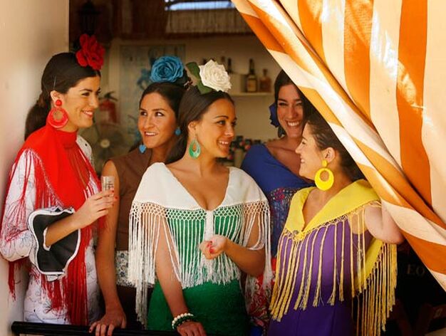El colorido y las mujeres guapas, a la vista queda, son algunos de los atractivos de la Feria del Caballo.

Foto: Pascual
