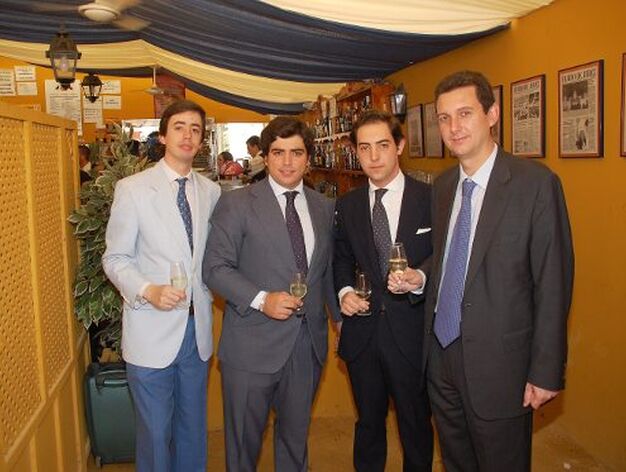 Juan Pedro Domecq posa junto a Bosco Guerrero Ruiz-Mateos, &Aacute;lvaro Domecq de Carrizosa y Miguel Berraquero.

Foto: Manu Garcia