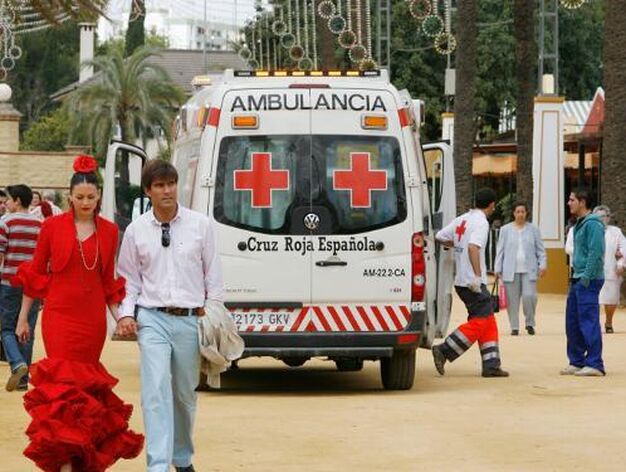 Efectivos de la Cruz Roja se disponen a realizar una intervenci&oacute;n ayer.

Foto: Pascual