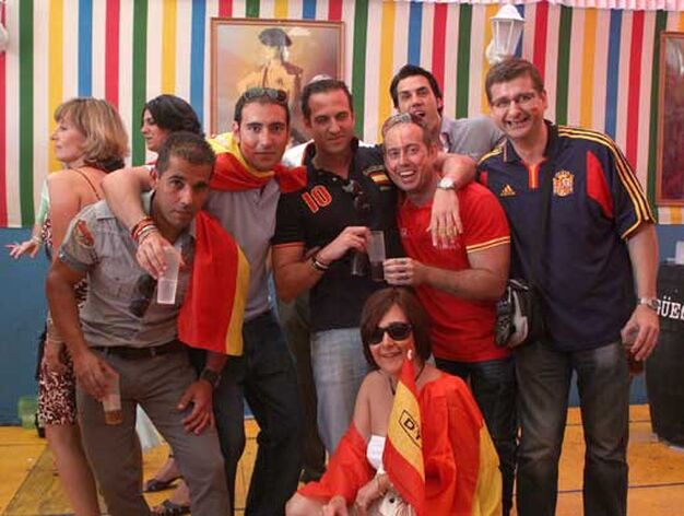 Un grupo de amigos disfrutando en el interior de una caseta y preparados para el partido de Espa&ntilde;a

Foto: Vanessa Perez/J.M.Q.