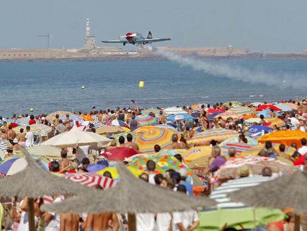 190.000 personas disfrutan del III Festival A&eacute;reo en la playa de la Victoria. /Foto: Jes&uacute;s Mar&iacute;n