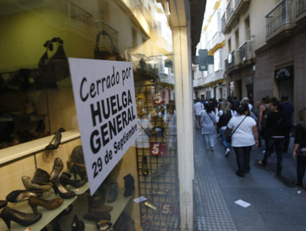 Los piquetes tomaron el centro de la capital desde primera hora de la ma&ntilde;ana para impedir la apertura de comercios y empresas

Foto: Jose Braza