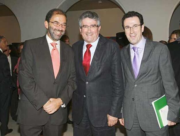 Fernando Santiago, Luis Pizarro y Francisco Perujo, director general de la Oficina del Portavoz del Gobierno andaluz.

Foto: Joaquin Pino/Julio Gonzalez