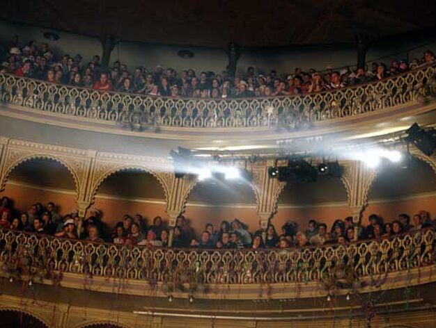 Espectacular aspecto que presentaba el Gran Teatro Falla durante la final

Foto: Julio Gonzalez-Jesus Marin-Lourdes de Vicente