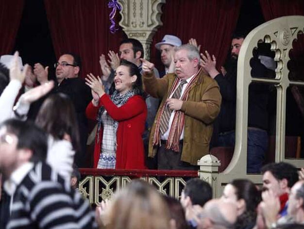 Julio Pardo aplaudiendo una de las coplas desde el palco

Foto: Julio Gonzalez-Jesus Marin-Lourdes de Vicente