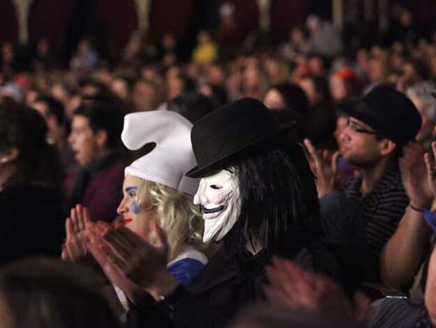 Muchos de animaron a disfrazarse para acudir al teatro

Foto: Julio Gonzalez-Jesus Marin-Lourdes de Vicente