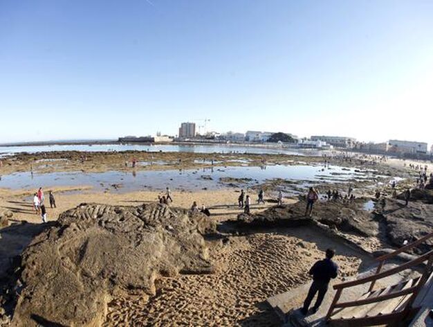Desde primeras horas de la ma&ntilde;ana, en la playa de la Caleta se han reunido miles de ciudadanos, dispuestos a disfrutar y fotografiar la marea del a&ntilde;o./Jes&uacute;s Mar&iacute;n

Foto: Julio Gonz?z/Jes?ar?