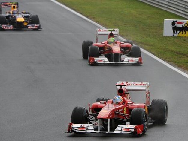 Alonso con su compa&ntilde;ero Massa detr&aacute;s.

Foto: AFP