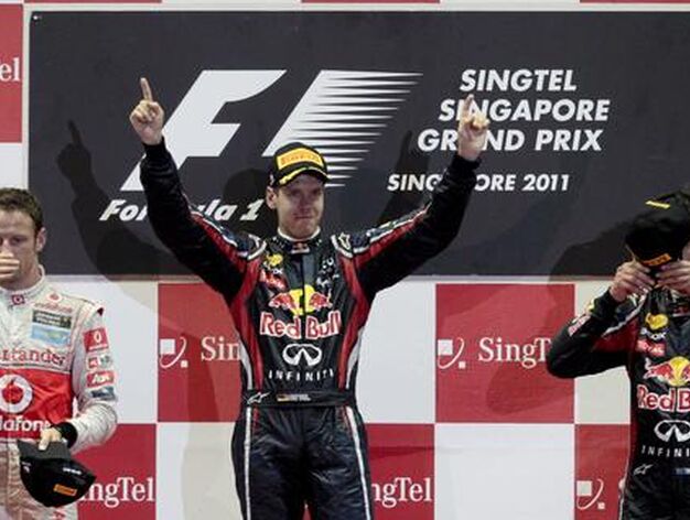 Vettel domina tambi&eacute;n en Singapur y se adjudica su novena victoria de la temporada. / EFE