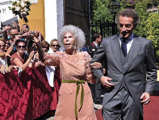La duquesa saluda a los medios y a la gente congregada a las puertas del Palacio.

Foto: Juan Carlos V&aacute;zquez