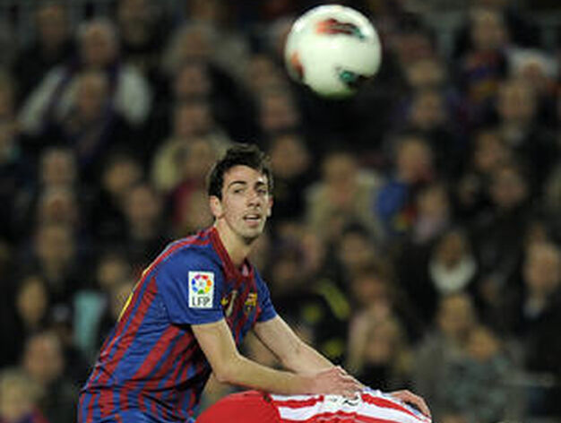 El Barcelona sufre para ganar con diez al Sporting de Gij&oacute;n. / AFP