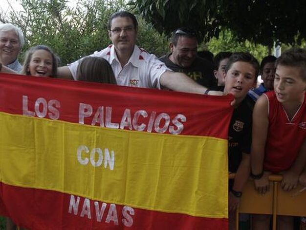 Un vecino con una bandera homenajeando al jugador.

Foto: Antonio Pizarro