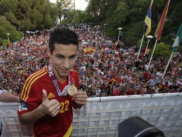 El futbolista posa ante las c&aacute;maras con la medalla de la Eurocopa. 

Foto: Antonio Pizarro